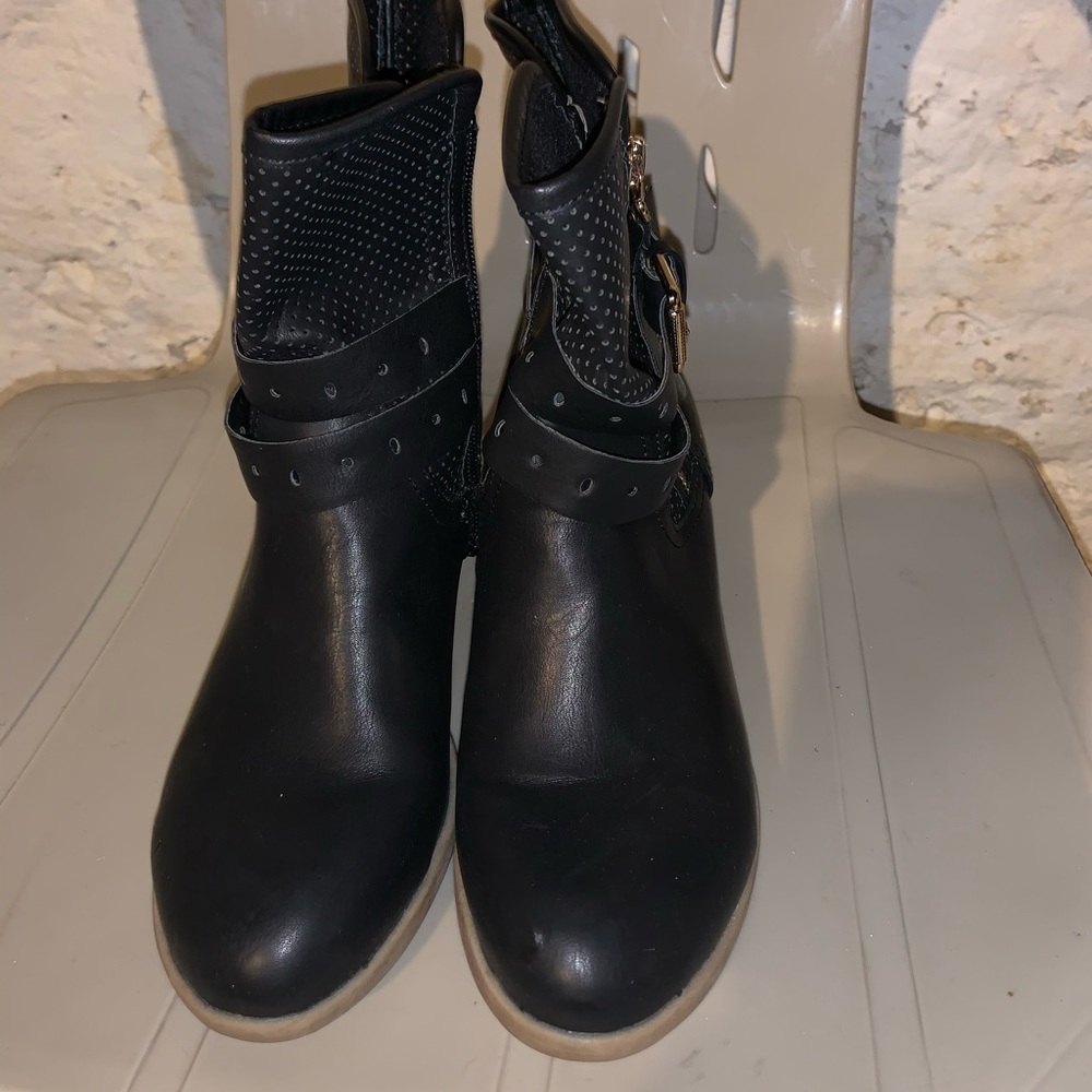 Women’s black bootie